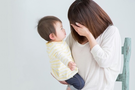 産後の体調不良に悩む女性